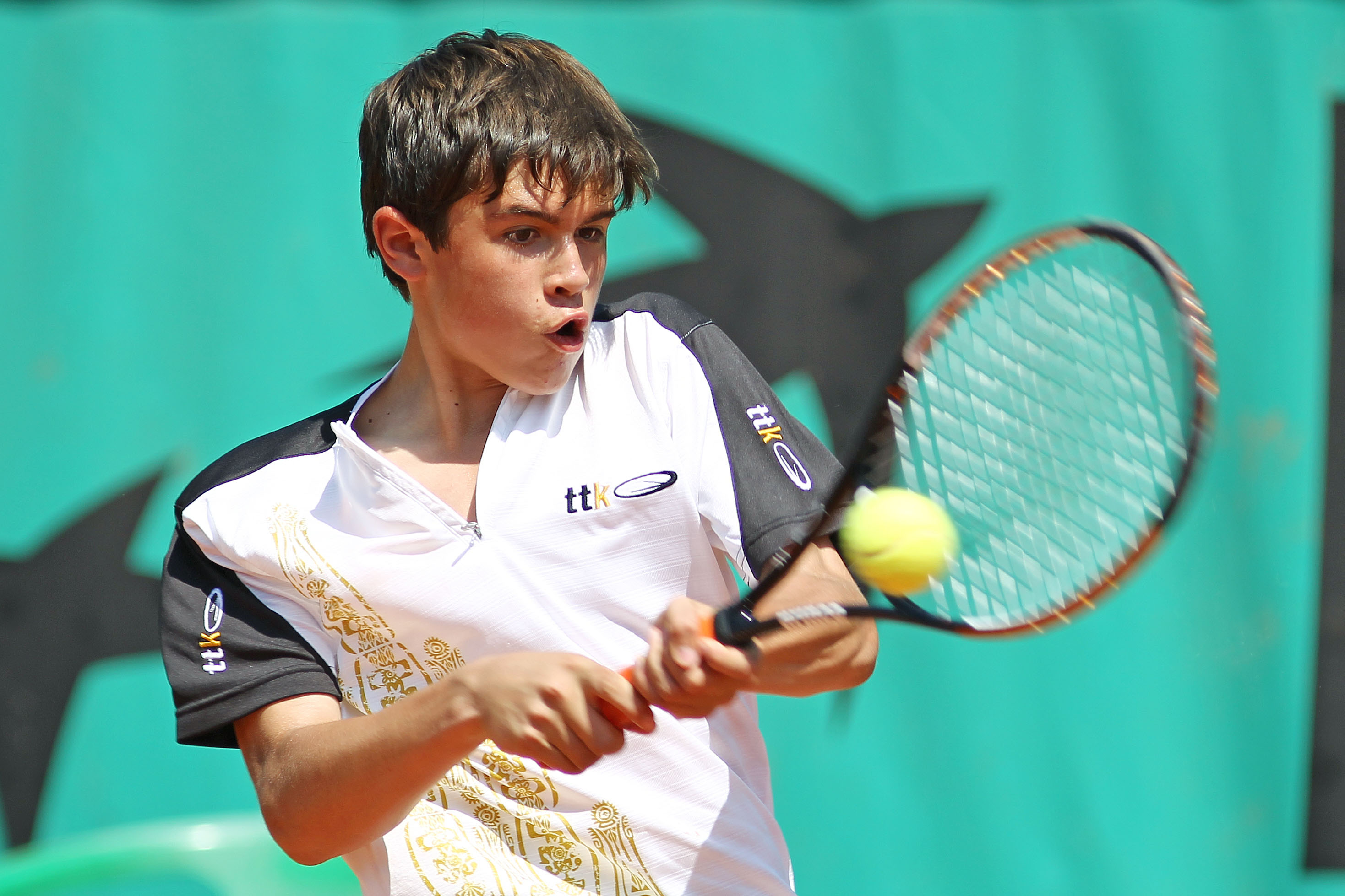 Jaime hitting a backhand on the Roland Garros clay, 2010